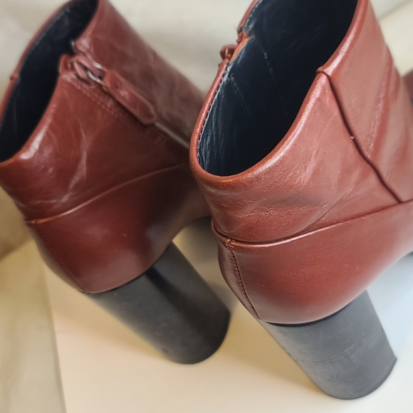 Tory Burch Elegant Burgundy Leather Ankle Boots - Picture 8 of 13